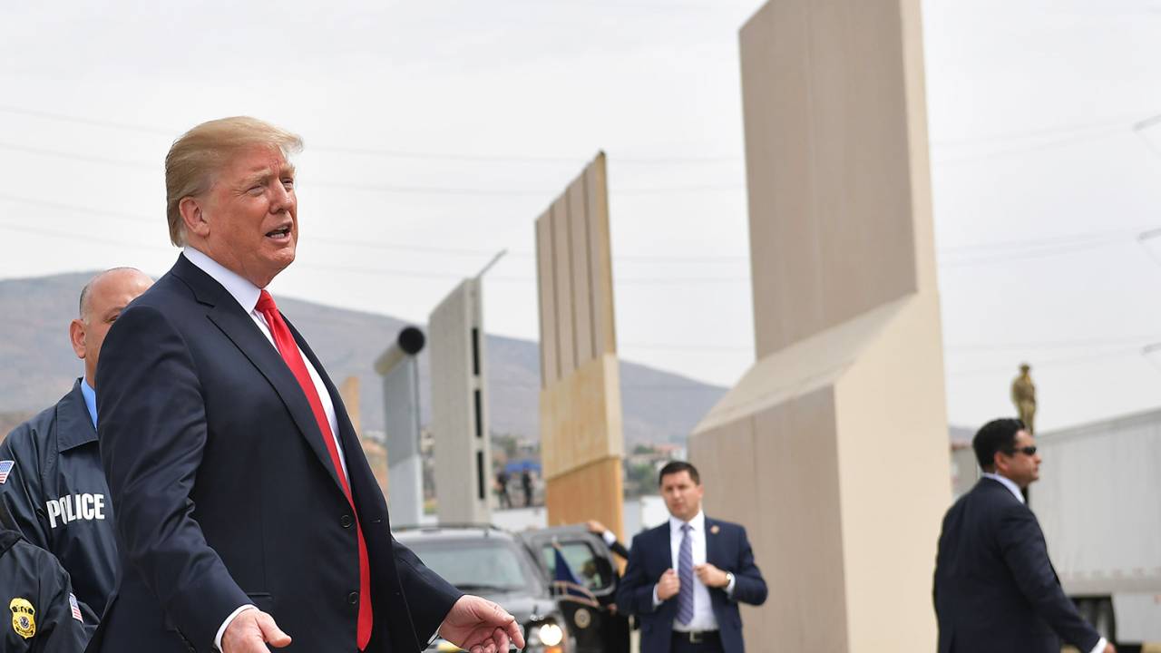 O presidente dos Estados Unidos, Donald Trump, inspeciona protótipos de muros de fronteira, em San Diego, no estado americano da Califórnia - 13/03/2018
