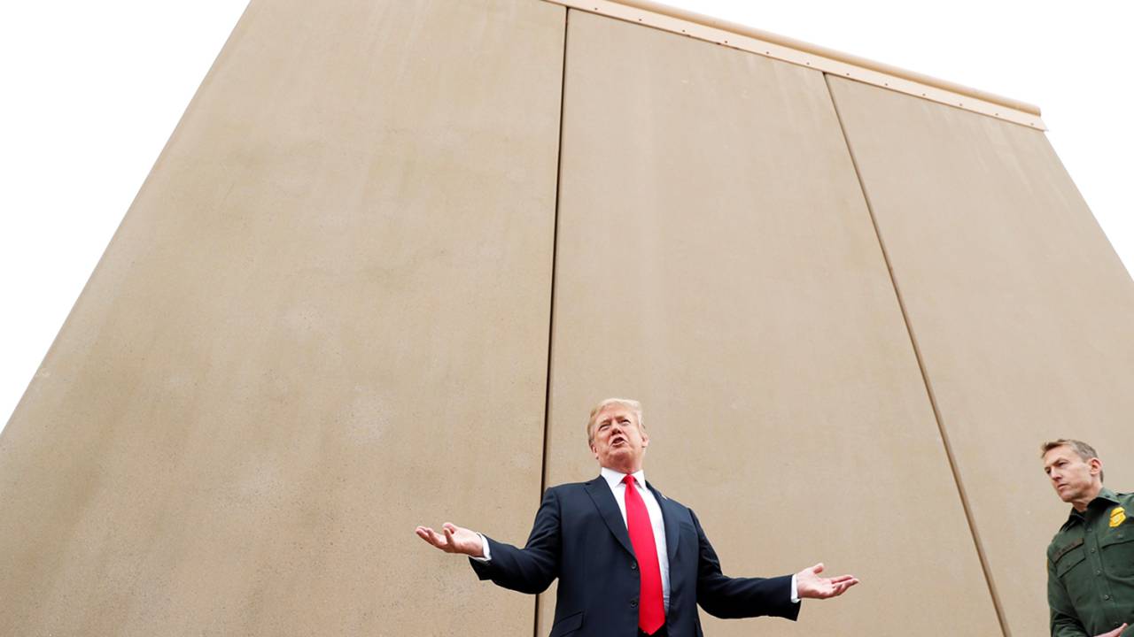 O presidente dos Estados Unidos, Donald Trump, inspeciona protótipos de muros de fronteira, em San Diego, no estado americano da Califórnia - 13/03/2018