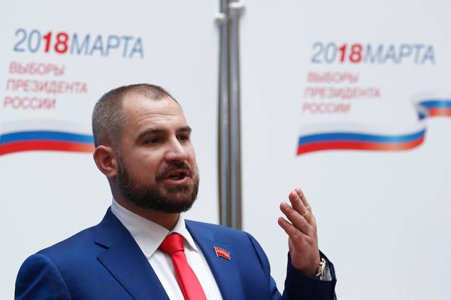 Candidato na próxima eleição presidencial, Maxim Suraikin, conversa com a mídia enquanto visita a sede da Comissão Eleitoral Central Russa em Moscou, na Rússia - 05/03/2018 Candidato na próxima eleição presidencial, Maxim Suraikin, conversa com a mídia enquanto visita a sede da Comissão Eleitoral Central Russa em Moscou, na Rússia - 05/03/2018