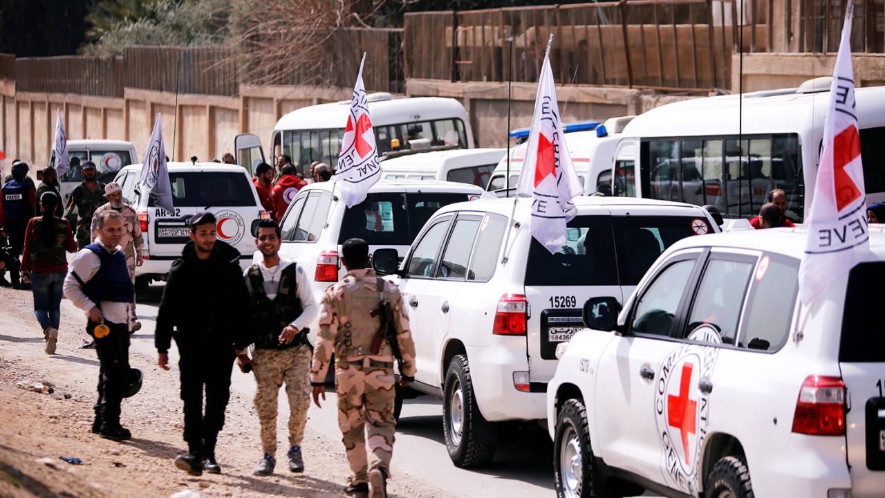 Comboio do Comitê Internacional da Cruz Vermelha (ICRC) atravessa a Guta Oriental para entregar medicamentos e alimentos- 05/03/2018