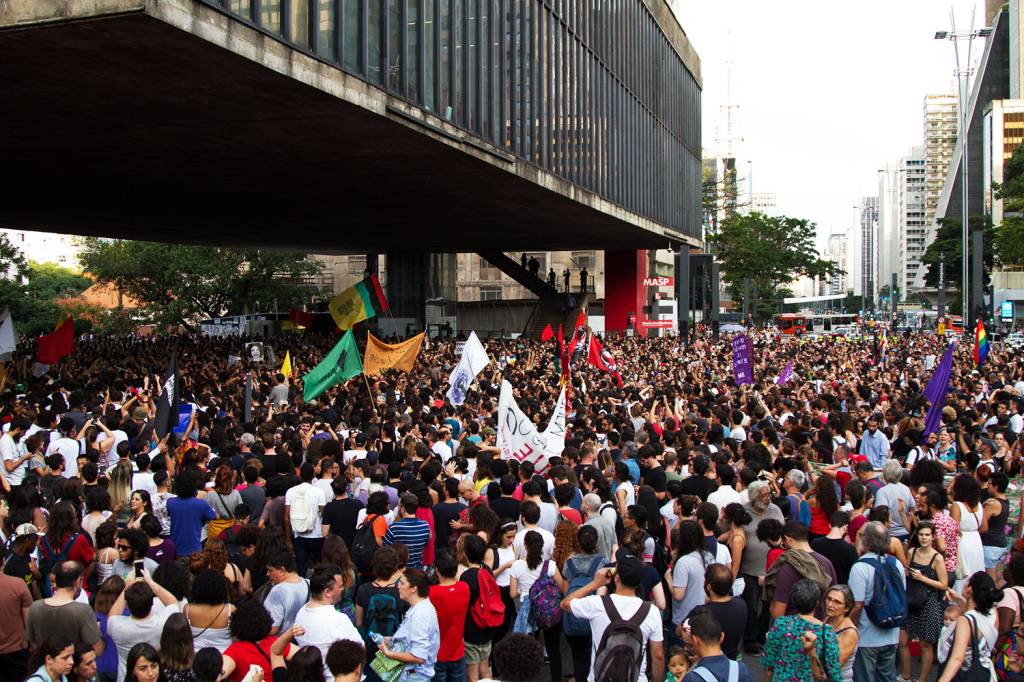 Manifestantes protestam pela morte da vereadora Marielle Franco (PSOL) e do motorista Anderson Gomes, na avenida Paulista, São Paulo – 15/03/2018