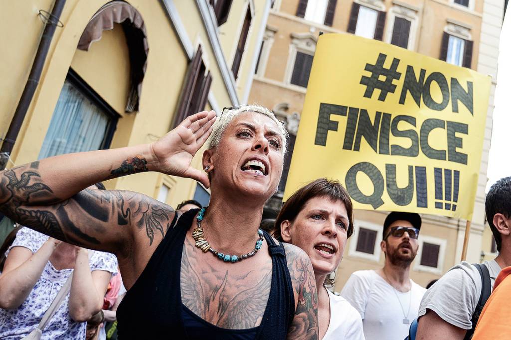 A causa – Em 2017, protesto na Praça Montecitorio, em Roma, contra a vacinação: ignorância e desinformação