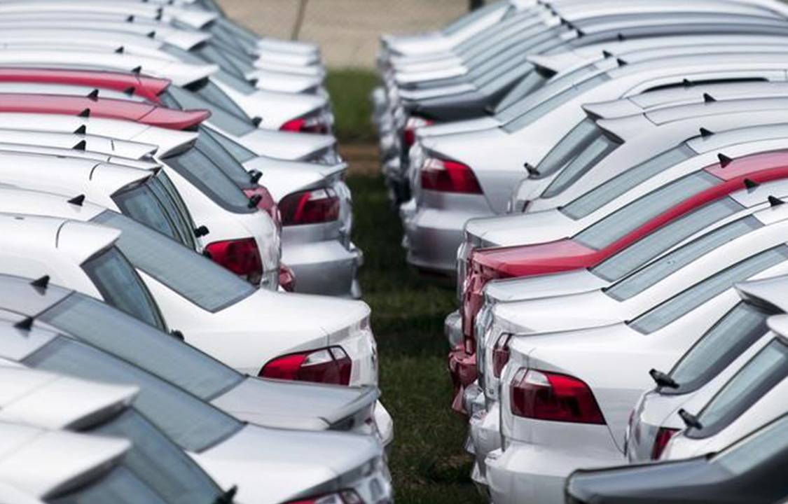 Carros novos estacionados em pátio da montadora alemã Volkswagen em Taubaté, perto de São Paulo