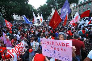 Protesto contra a prisão do ex-presidente Luiz Inácio Lula da Silva, no Rio de Janeiro (RJ), com concentração na Praça da Candelária - 06/04/2018