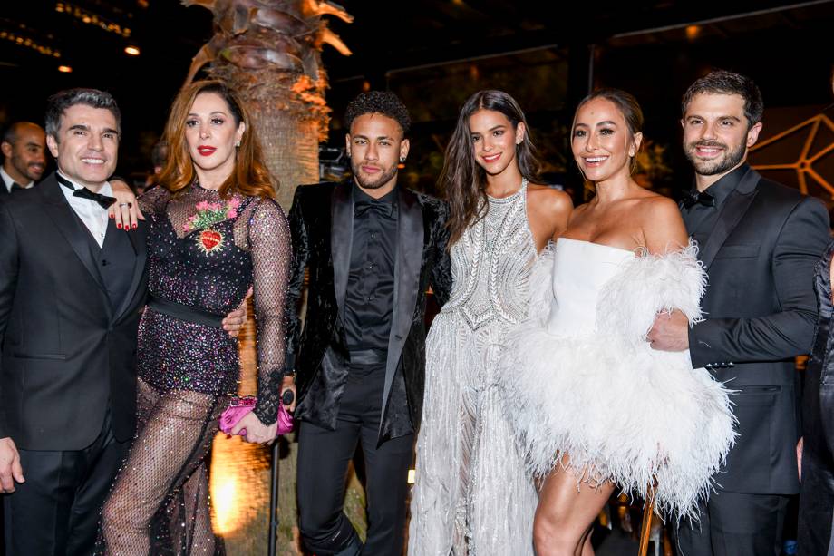 Jarbas Homem de Mello, Claudia Raia, Neymar, Bruna Marquezine, Sabrina Sato e Duda Nagle posam para foto durante o evento de gala amfAR 2018, na casa de Dinho Diniz, em São Paulo