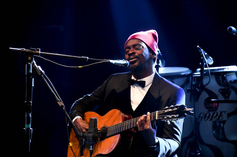 Seu Jorge durante o tributo a David Bowie no evento de gala amfAR 2018, em São Paulo