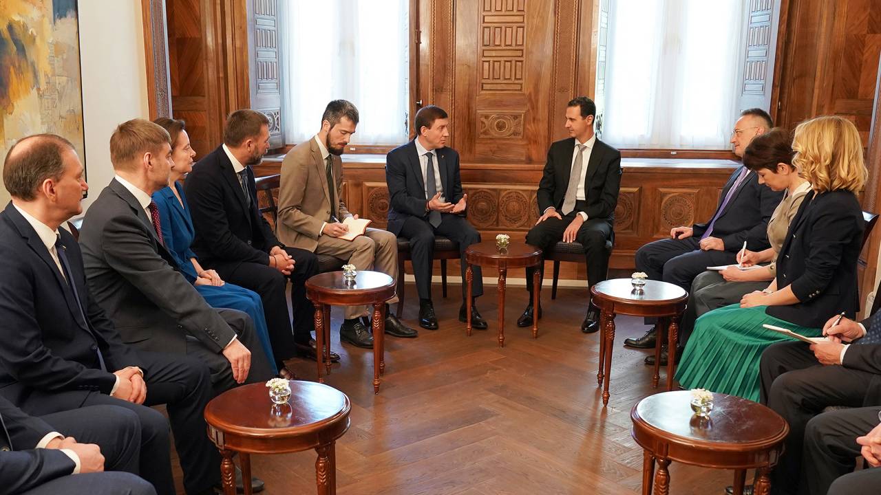 Bashar al-Assad se reúne com aliados russos