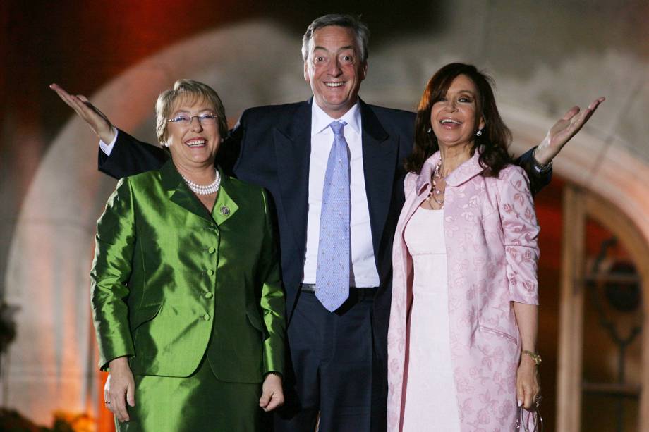 Nestor Kirchner, Presidente da Argentina posa para fotografia com Michelle Bachelet, Presidente do Chile e sua esposa  Cristina Fernandez de Kirchner em Santiago, Chile - 08/11/2007