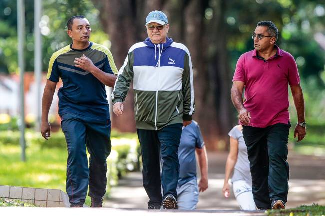 Em Brasília – O ministro Fachin, relator da Lava-Jato, é vigiado por seguranças armados até nas caminhadas matinais Em Brasília – O ministro Fachin, relator da Lava-Jato, é vigiado por seguranças armados até nas caminhadas matinais