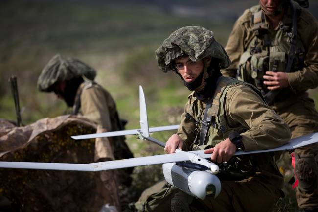 Tropas israelenses se preparam para lançar um drone