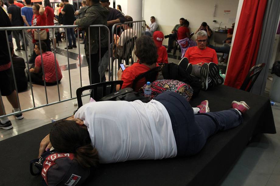 Apoiadores de Lula descansam dentro do sindicato