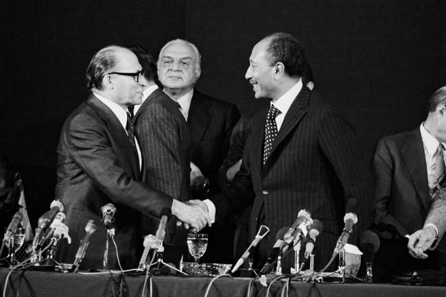 O presidente do Egito, Anwar Sadat, cumprimenta o primeiro-ministro israelense Menachem Begin, durante o primeiro ato para a paz entre as duas nações - 1977