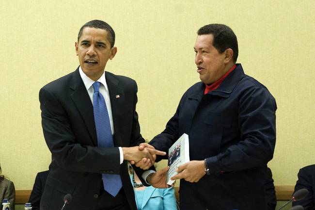 O presidente americano Barack Obama cumprimenta o presidente venezuelano Hugo Chávez - 18/04/2009