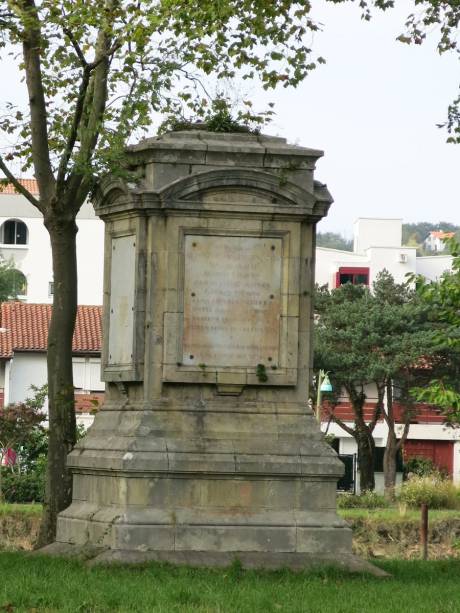 A única edificação da ilha é o monumento "Tratado de Paz dos Pirineus" que homenageia a reconciliação de França e a Espanha no âmbito da guerra franco-espanhola e no qual era reconhecido Filipe IV, da Espanha, como rei de Portugal e da Catalunha