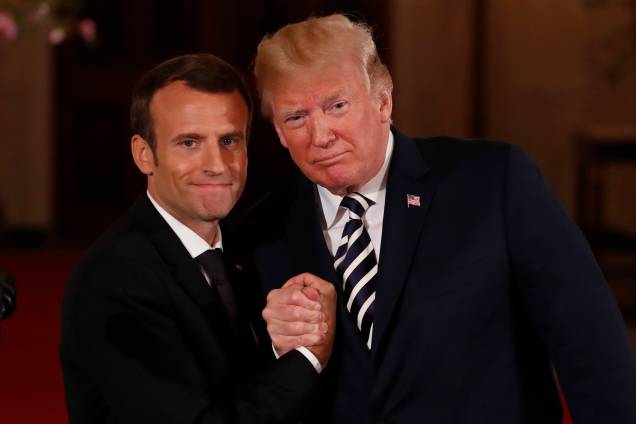 O presidente francês, Emmanuel Macron, cumprimenta o presidente dos Estados Unidos, Donald Trump, no encerramento da coletiva de imprensa conjunta na Sala Leste da Casa Branca, em Washington - 24/04/2018 O presidente francês, Emmanuel Macron, cumprimenta o presidente dos Estados Unidos, Donald Trump, no encerramento da coletiva de imprensa conjunta na Sala Leste da Casa Branca, em Washington - 24/04/2018