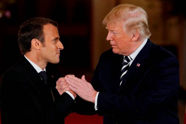O presidente francês, Emmanuel Macron, cumprimenta o presidente dos Estados Unidos, Donald Trump, no encerramento da coletiva de imprensa conjunta na Sala Leste da Casa Branca, em Washington - 24/04/2018 O presidente francês, Emmanuel Macron, cumprimenta o presidente dos Estados Unidos, Donald Trump, no encerramento da coletiva de imprensa conjunta na Sala Leste da Casa Branca, em Washington - 24/04/2018