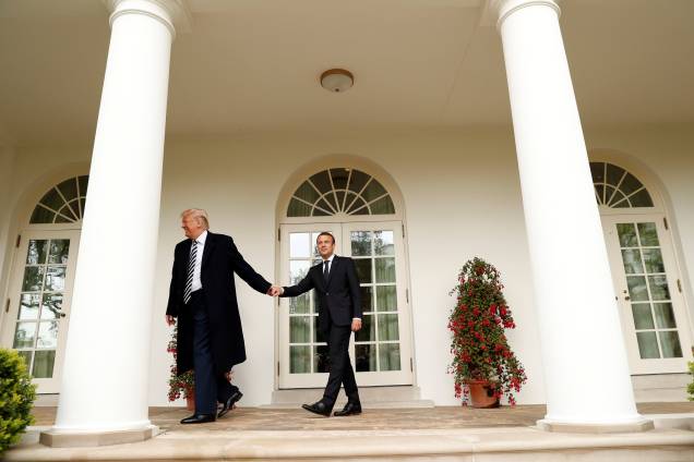 O presidente dos Estados Unidos, Donald Trump e o presidente da França, Emmanuel Macron, saem de mãos dadas após cerimônia oficial de chegada de Macron no gramado sul da Casa Branca - 24/04/2018 O presidente dos Estados Unidos, Donald Trump e o presidente da França, Emmanuel Macron, saem de mãos dadas após cerimônia oficial de chegada de Macron no gramado sul da Casa Branca - 24/04/2018