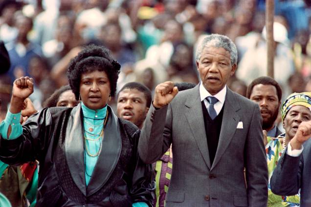 Winnie Madikizela Mandela e seu marido Nelson Mandela, são vistos durante um comício assistido por mais de 100.000 pessoas para celebrar a libertação de Mandela da prisão - 13/02/1990 Winnie Madikizela Mandela e seu marido Nelson Mandela, são vistos durante um comício assistido por mais de 100.000 pessoas para celebrar a libertação de Mandela da prisão - 13/02/1990