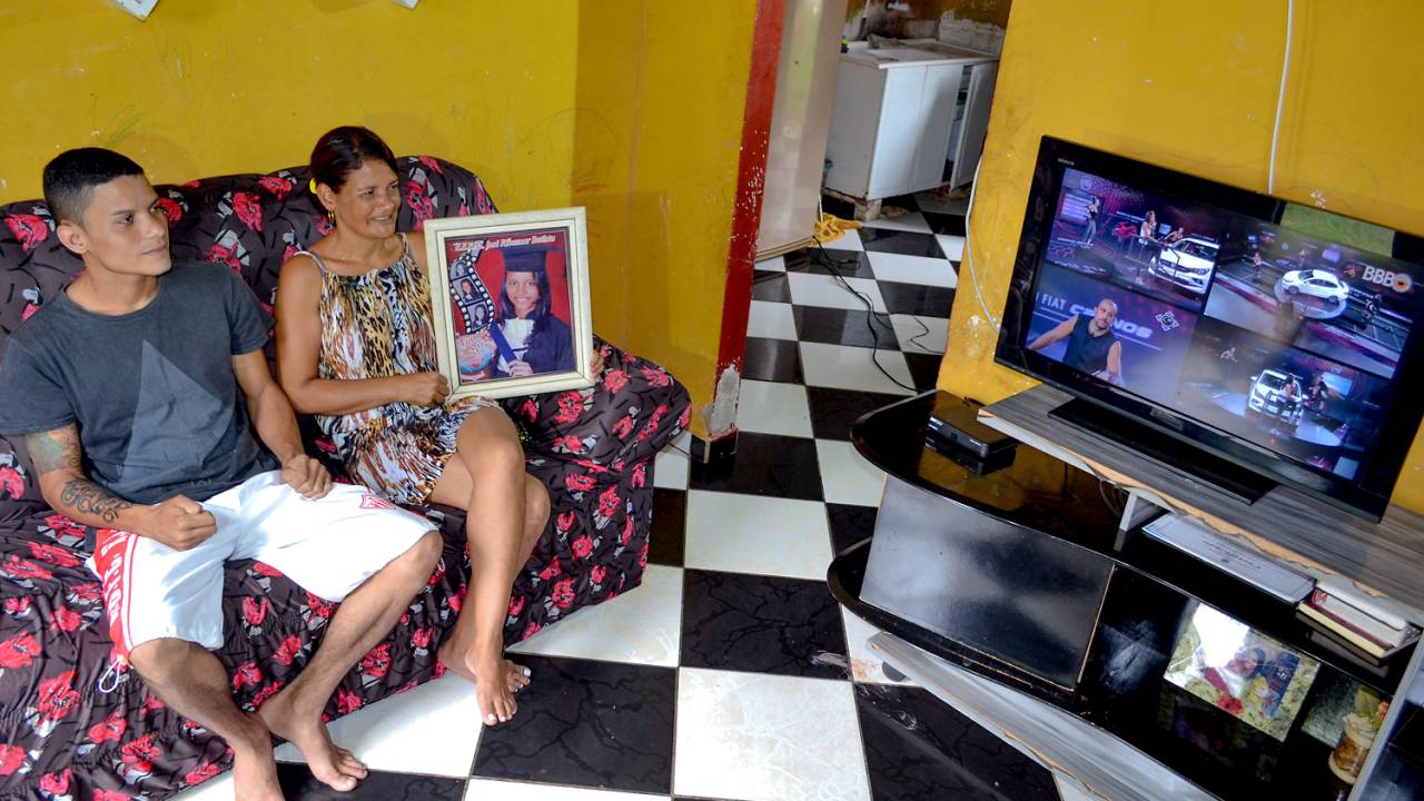 Agleuson da Silva (irmão) e Vanuzia Damasceno (mãe) assistem a participação de Gleici Damasceno no 'BBB 18'