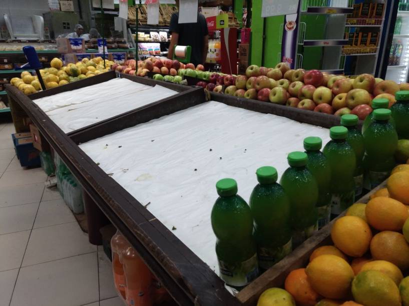 Faltam carne, legumes, verduras e ovos em sacolão da Zona Oeste de São Paulo