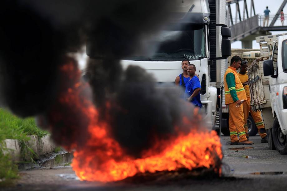 Caminhoneiros bloqueiam a BR-324, em Simões Filho (BA), durante greve em protesto contra o aumento do preço dos combustíveis - 23/05/2018