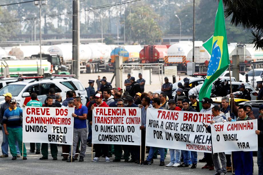 Caminhoneiros bloqueiam a entrada principal da Transpetro, em Barueri (SP) - 23/05/2018 Caminhoneiros bloqueiam a entrada principal da Transpetro, em Barueri (SP) - 23/05/2018