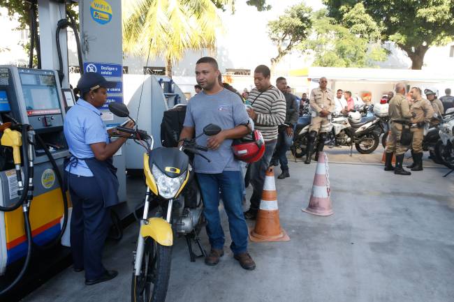 Fila em posto de combustível no Rio de Janeiro