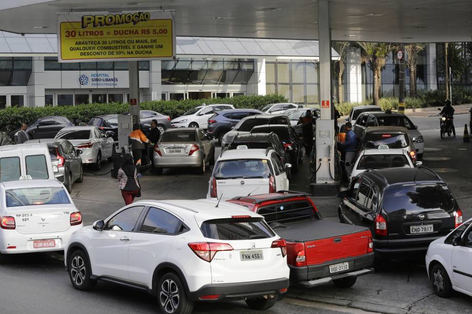 Motoristas enfrentam fila em posto de gasolina na avenida Nove de julho, centro de São Paulo. A greve dos caminhoneiros, que entra hoje no quarto dia e já afeta a oferta de combustível nos postos do país - 24/05/2018 Motoristas enfrentam fila em posto de gasolina na avenida Nove de julho, centro de São Paulo. A greve dos caminhoneiros, que entra hoje no quarto dia e já afeta a oferta de combustível nos postos do país - 24/05/2018