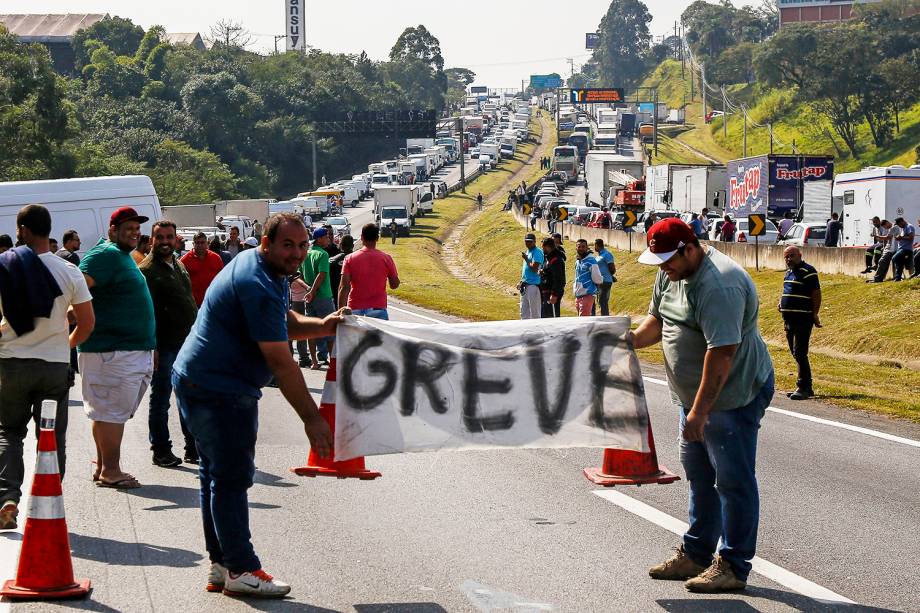 Caminhoneiros bloqueiam a rodovia Régis Bittencourt, em São Paulo (SP) - 24/05/2018 Caminhoneiros bloqueiam a rodovia Régis Bittencourt, em São Paulo (SP) - 24/05/2018