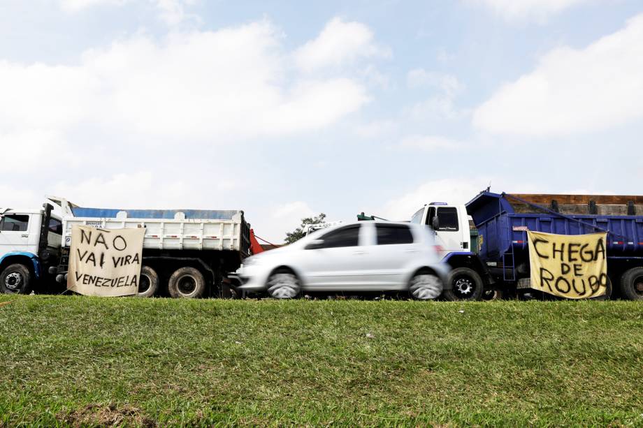 Caminhoneiros bloqueiam a Rodovia dos Imigrantes, em São Paulo (SP), durante o quarto dia de greve - 24/05/2018