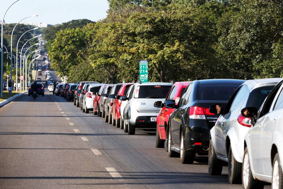 Brasilienses enfrentam até 4km de filas para abastecer em posto de combustíveis que vende gasolina a R$ 2,98, no quarto dia da greve dos caminhoneiros - 24/05/2018 Brasilienses enfrentam até 4km de filas para abastecer em posto de combustíveis que vende gasolina a R$ 2,98, no quarto dia da greve dos caminhoneiros - 24/05/2018