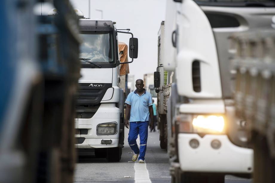 Caminhoneiros bloqueiam a Rodovia Washington Luís, na altura do município de Duque de Caixas (RJ) - 24/05/2018