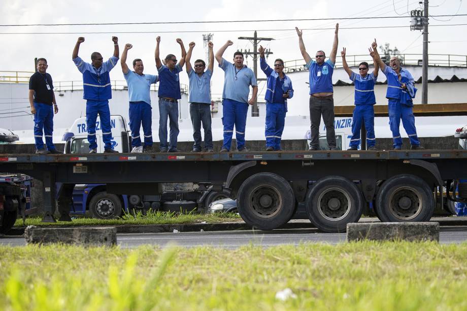 Caminhoneiros bloqueiam a Rodovia Washington Luís, na altura do município de Duque de Caixas (RJ) - 24/05/2018