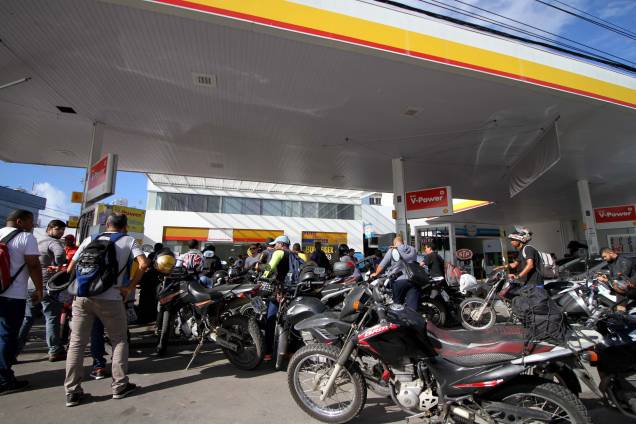 Motociclistas formam filas em posto de combustíveis no Recife (PE) durante a greve dos caminhoneiros - 24/05/2018 Motociclistas formam filas em posto de combustíveis no Recife (PE) durante a greve dos caminhoneiros - 24/05/2018