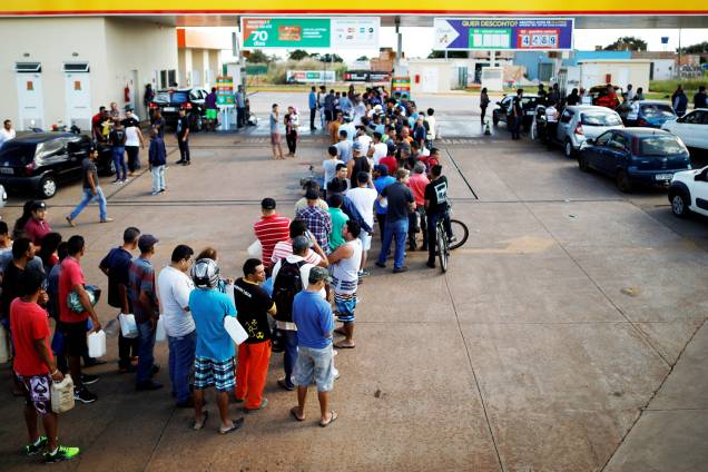 Pessoas fazem fila para encher galões em posto de combustíveis, na cidade de Luziânia (GO), durante o quinto dia da greve dos caminhoneiros - 25/05/2018 Pessoas fazem fila para encher galões em posto de combustíveis, na cidade de Luziânia (GO), durante o quinto dia da greve dos caminhoneiros - 25/05/2018