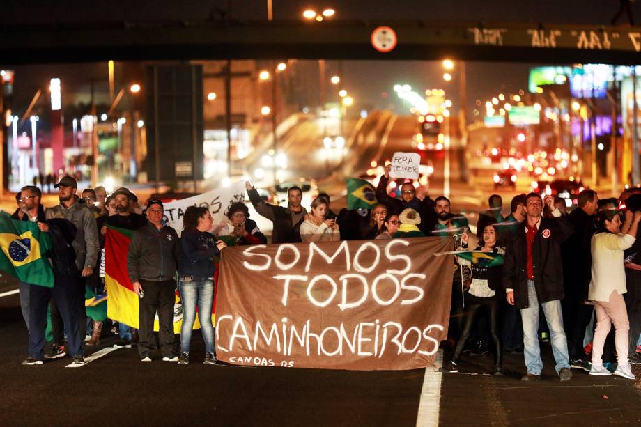 Manifestantes protestam em estrada no município de Canoas (RS), durante o quinto dia da greve dos caminhoneiros - 25/05/2018