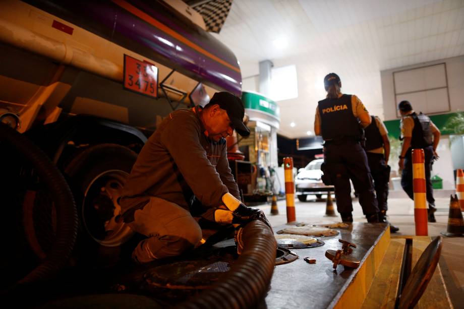 Polícia Militar escolta um caminhão durante abastecimento de um posto de gasolina em Brasília - 25/05/2018 Polícia Militar escolta um caminhão durante abastecimento de um posto de gasolina em Brasília - 25/05/2018