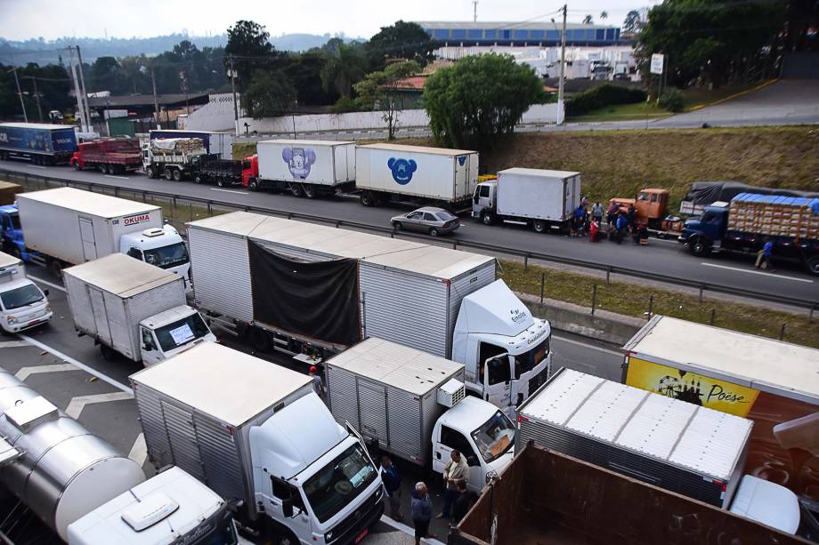 Protesto de caminhoneiros na Rodovia Régis Bittencourt, nos dois sentidos, na altura de Embu das Artes (SP) contra a alta dos preços dos combustíveis. A paralisação chega ao sexto dia neste sábado - 26/05/2018 Protesto de caminhoneiros na Rodovia Régis Bittencourt, nos dois sentidos, na altura de Embu das Artes (SP) contra a alta dos preços dos combustíveis. A paralisação chega ao sexto dia neste sábado - 26/05/2018