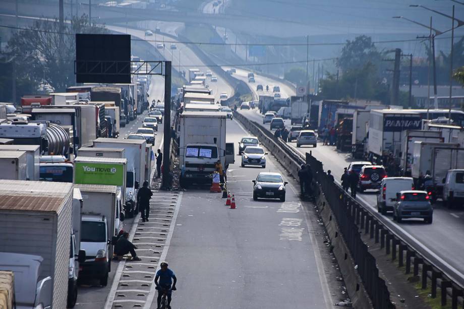 Protesto de caminhoneiros na Rodovia Régis Bittencourt, nos dois sentidos, na altura de Embu das Artes (SP) contra a alta dos preços dos combustíveis. A paralisação chega ao sexto dia neste sábado - 26/05/2018 Protesto de caminhoneiros na Rodovia Régis Bittencourt, nos dois sentidos, na altura de Embu das Artes (SP) contra a alta dos preços dos combustíveis. A paralisação chega ao sexto dia neste sábado - 26/05/2018