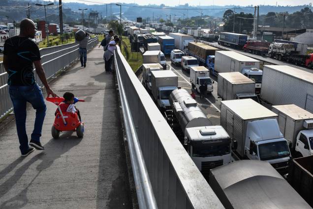 Caminhoneiros mantém bloqueio na rodovia Régis Bittencourt, a 30 km de São Paulo, durante greve em protesto ao preço dos combustíveis neste sábado - 26/05/2018 Caminhoneiros mantém bloqueio na rodovia Régis Bittencourt, a 30 km de São Paulo, durante greve em protesto ao preço dos combustíveis neste sábado - 26/05/2018