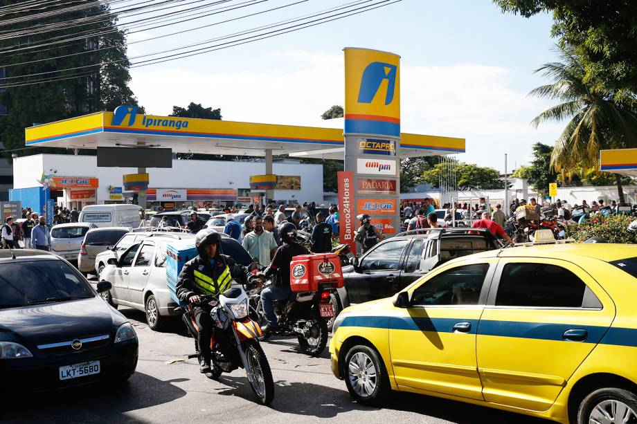 Posto de combustível em São Cristóvão recebe gasolina e volta a abastecer, gerando enormes filas de carros e motos no Rio de Janeiro - 28/05/2018 Posto de combustível em São Cristóvão recebe gasolina e volta a abastecer, gerando enormes filas de carros e motos no Rio de Janeiro - 28/05/2018