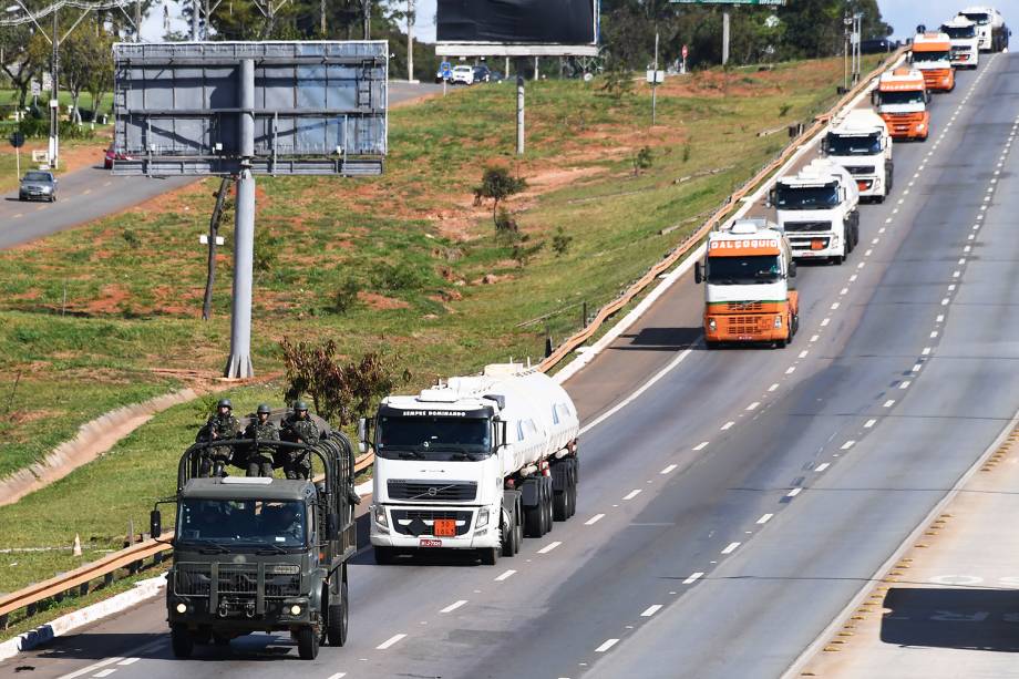 Caminhões são escoltados pelo Exército para abastecer aeronaves no Aeroporto Internacional de Brasília (DF), durante o oitavo dia da greve dos caminhoneiros - 28/05/2018 Caminhões são escoltados pelo Exército para abastecer aeronaves no Aeroporto Internacional de Brasília (DF), durante o oitavo dia da greve dos caminhoneiros - 28/05/2018