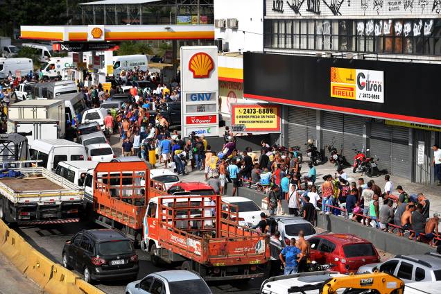 Veículos fazem fila para abastecer em posto de combustível no Rio de Janeiro (RJ), durante o oitavo dia da greve dos caminhoneiros - 28/05/2018 Veículos fazem fila para abastecer em posto de combustível no Rio de Janeiro (RJ), durante o oitavo dia da greve dos caminhoneiros - 28/05/2018