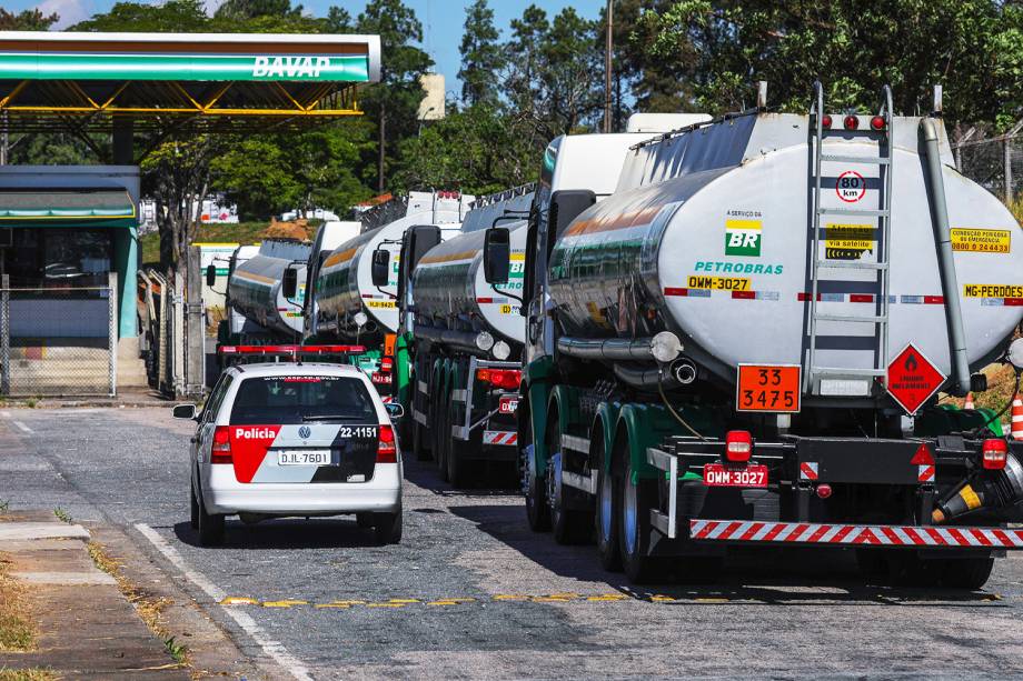Tropas do Exército e viaturas da Polícia Militar durante operação de escolta e proteção de caminhões na refinaria da Petrobras, em Sao José dos Campos (SP) - 28/05/2018 Tropas do Exército e viaturas da Polícia Militar durante operação de escolta e proteção de caminhões na refinaria da Petrobras, em Sao José dos Campos (SP) - 28/05/2018