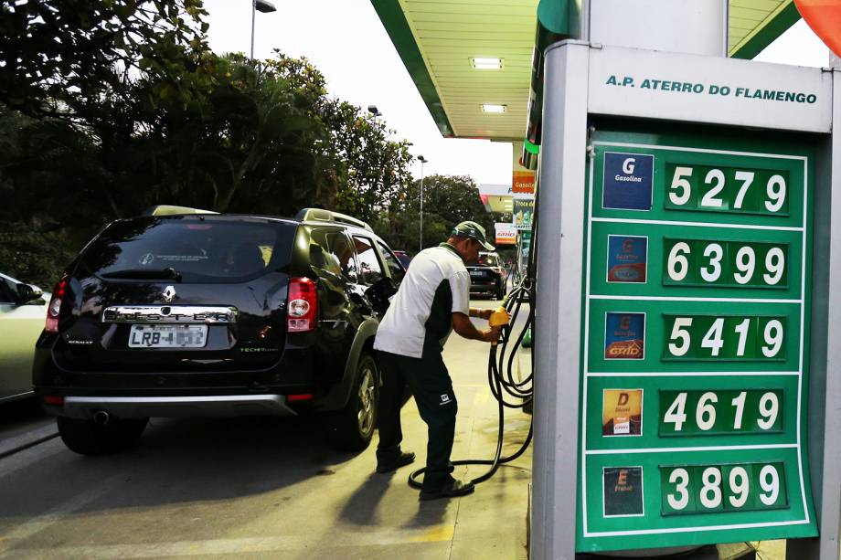 Frentista abastece veículo em posto de combustíveis no Rio de Janeiro (RJ), durante o nono dia da greve dos caminhoneiros - 29/05/2018 Frentista abastece veículo em posto de combustíveis no Rio de Janeiro (RJ), durante o nono dia da greve dos caminhoneiros - 29/05/2018