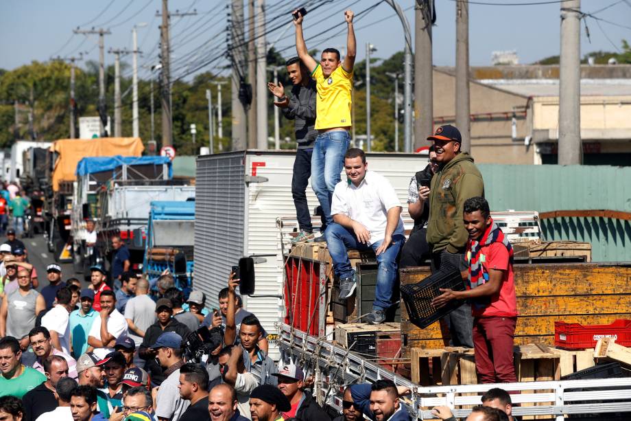 Caminhoneiros participam de um protesto contra o preço do diesel na Companhia de Armazéns Gerais de São Paulo (CEAGESP) - 28/05/2018