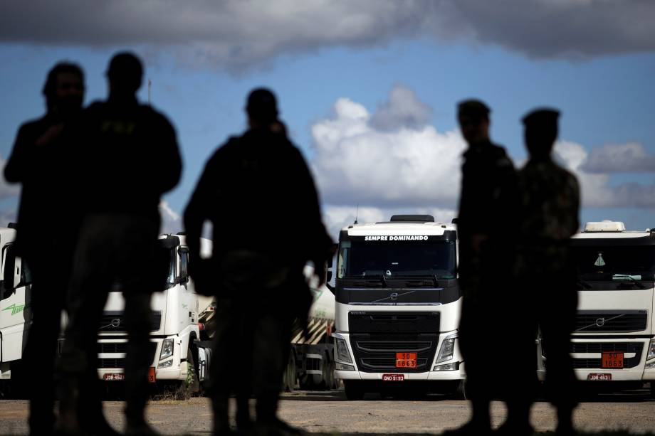 Oficiais do Exército patrulham o abastecimento de querosene da aviação no Aeroporto Internacional de Brasília - 28/05/2018