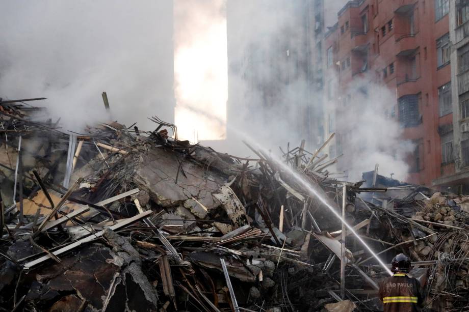 Bombeiros trabalham em meio aos escombros de um edifício no Largo do Paissandu, região central de São Paulo - 01/05/2018