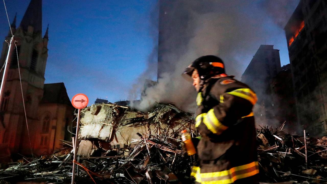 Incêndio provoca desabamento no centro de SP