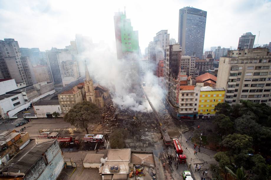 Prédio de 26 andares desabou durante um incêndio de grandes proporções no Largo do Paissandu, no centro de São Paulo. A Igreja Evangélica Luterana, que fica ao lado do prédio em chamas, também pegou fogo e parte da   estrutura desabou - 01/05/2018 Prédio de 26 andares desabou durante um incêndio de grandes proporções no Largo do Paissandu, no centro de São Paulo. A Igreja Evangélica Luterana, que fica ao lado do prédio em chamas, também pegou fogo e parte da   estrutura desabou - 01/05/2018